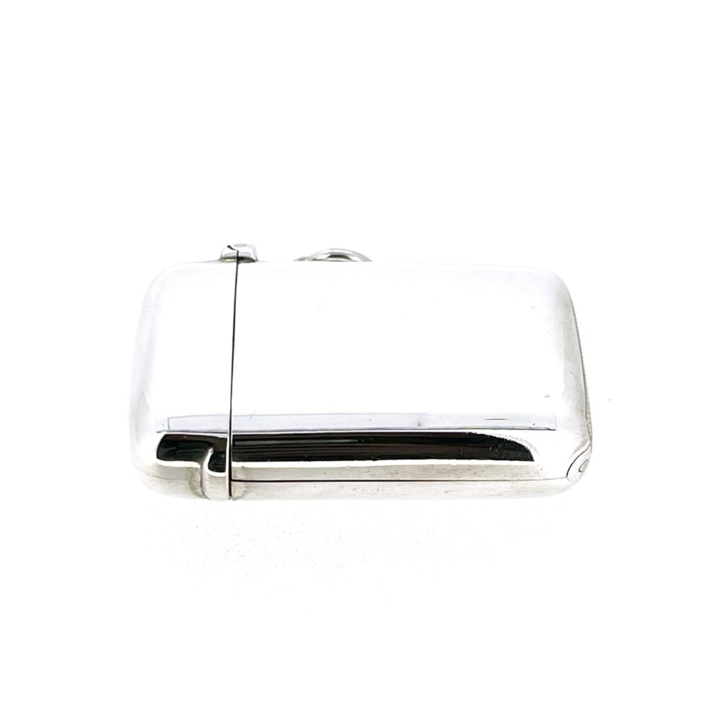 Contrast between the polished silver exterior and warm gilt vesta interior